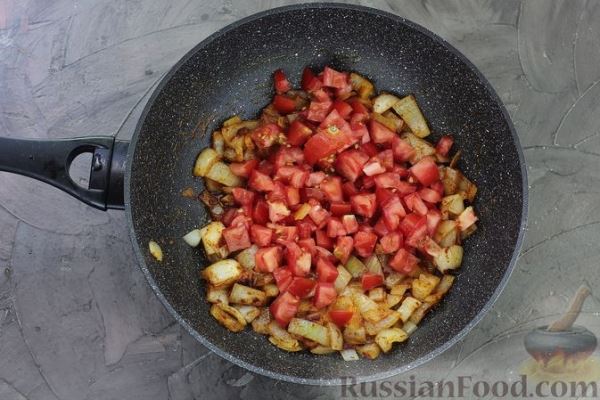 Cом, тушенный со сладким перцем, помидорами и сметаной