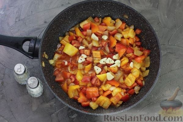 Cом, тушенный со сладким перцем, помидорами и сметаной