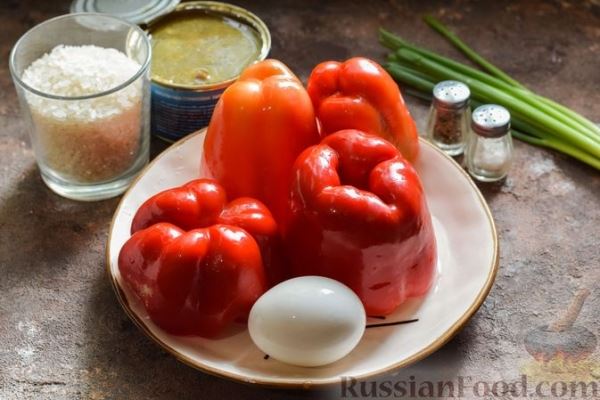 Фаршированные перцы с рисом, консервированными сардинами и варёным яйцом