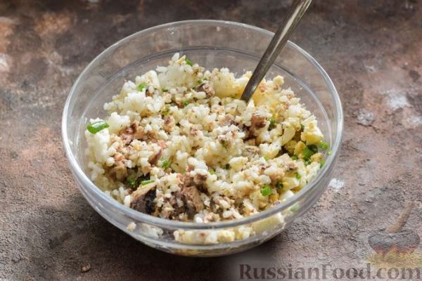 Фаршированные перцы с рисом, консервированными сардинами и варёным яйцом