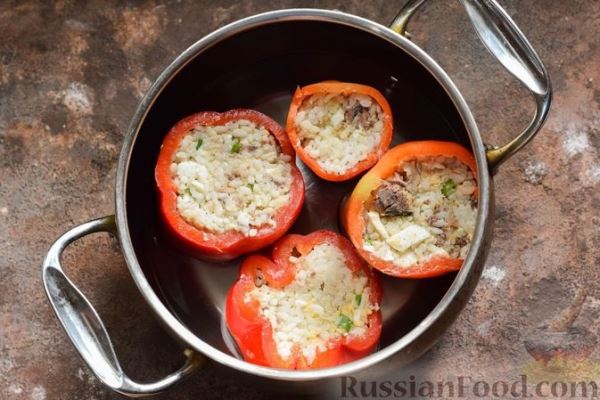 Фаршированные перцы с рисом, консервированными сардинами и варёным яйцом