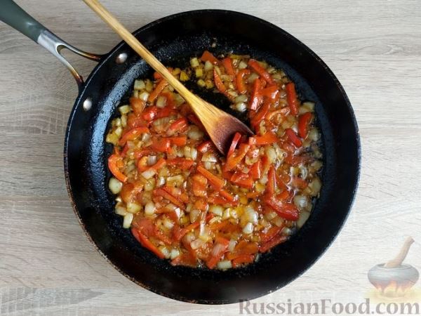 Фунчоза с консервированным тунцом и овощами