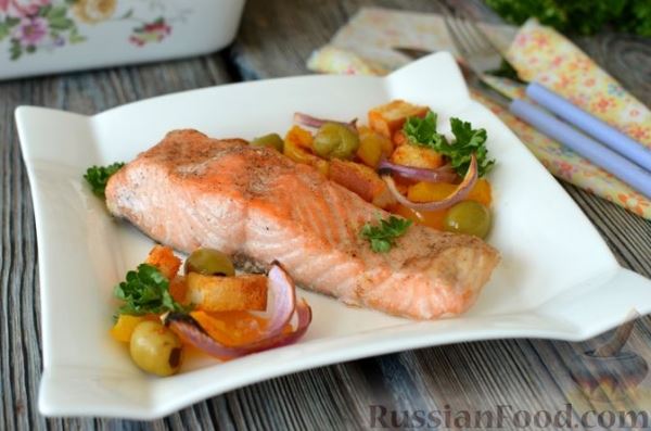 Лосось, запечённый с луком, болгарским перцем, оливками и сухариками