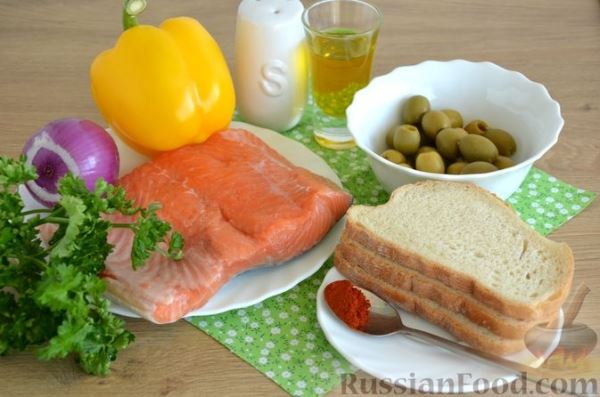 Лосось, запечённый с луком, болгарским перцем, оливками и сухариками