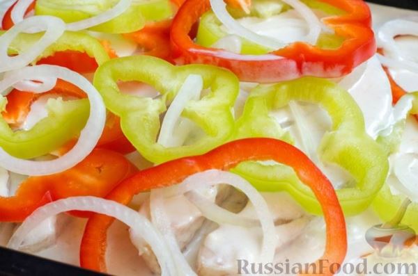 Лосось, запечённый со сладким перцем и соусом карри на кокосовом молоке