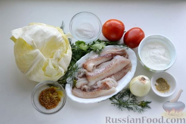 Минтай, запечённый с помидорами и луком, в капустных листьях