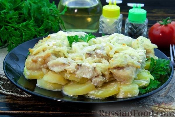 Рыба, запечённая с картошкой, в луково-сливочном соусе