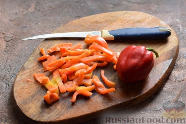 Рыба, запечённая с помидорами черри, сладким перцем и майонезом