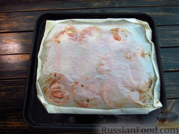 Рыба, запечённая с помидорами, морковью и луком (в пергаменте)