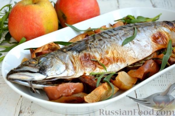 Скумбрия, запечённая с яблоками и эстрагоном