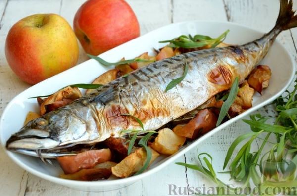 Скумбрия, запечённая с яблоками и эстрагоном