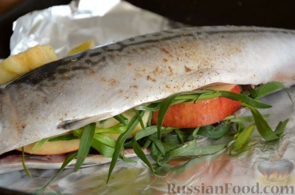 Скумбрия, запечённая с яблоками и эстрагоном