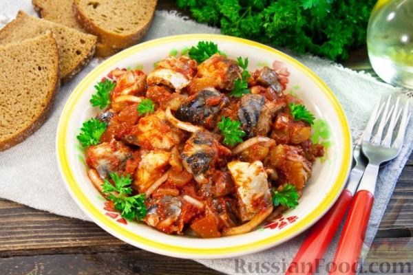 Закуска из скумбрии с солёными огурцами, луком и томатной пастой