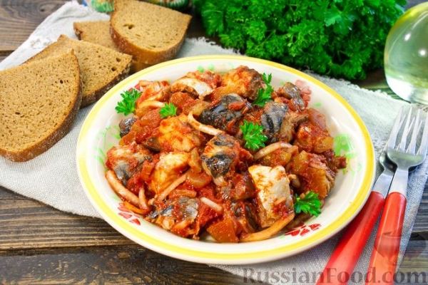 Закуска из скумбрии с солёными огурцами, луком и томатной пастой