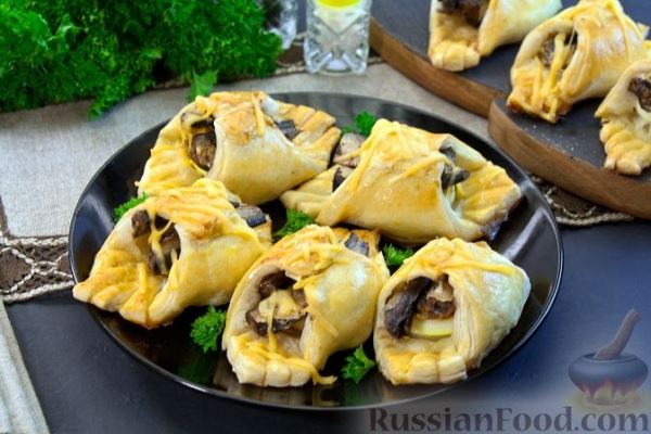 Закусочные слойки со шпротами, луком и яйцом