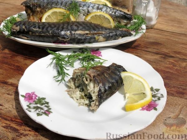 Запечённая скумбрия, фаршированная шпинатом (в фольге)