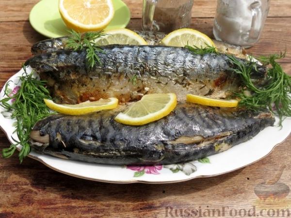 Запечённая скумбрия, фаршированная шпинатом (в фольге)