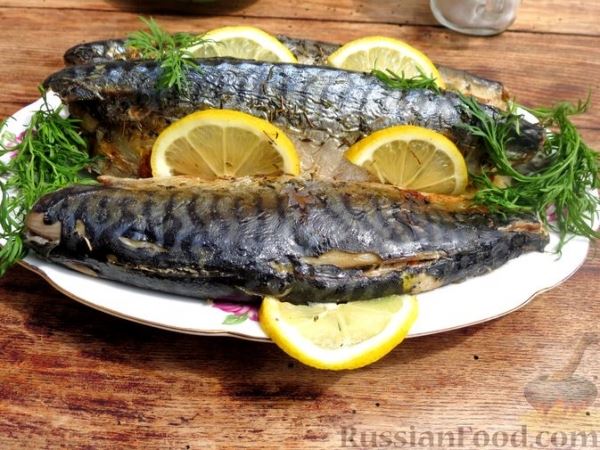 Запечённая скумбрия, фаршированная шпинатом (в фольге)