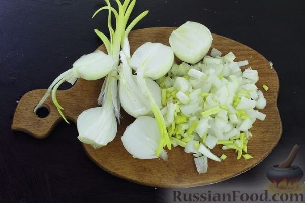 Запечённый карп, фаршированный икрой и луком