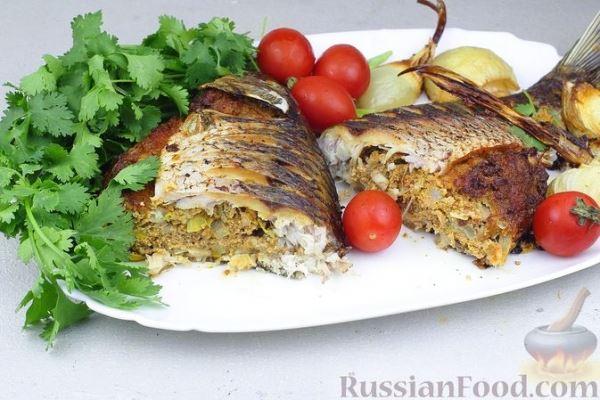 Запечённый карп, фаршированный икрой и луком