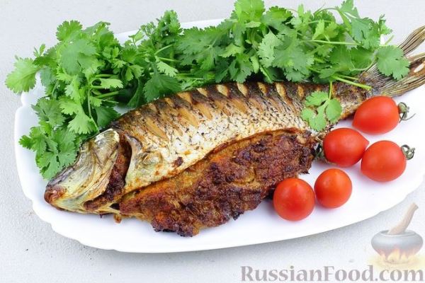 Запечённый карп, фаршированный икрой и луком