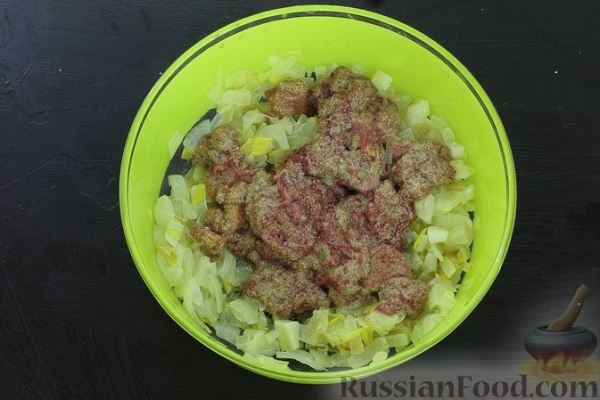 Запечённый карп, фаршированный икрой и луком