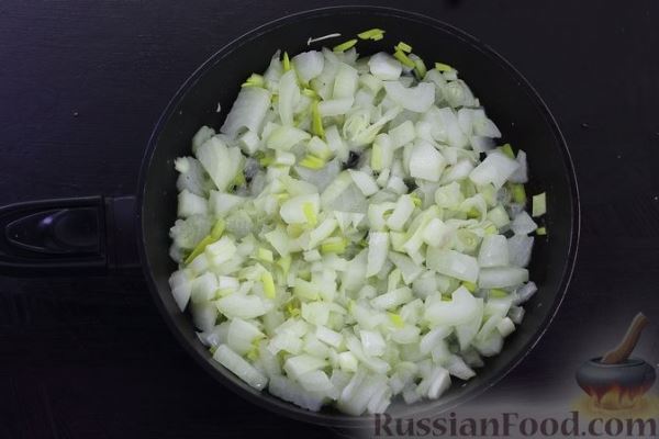 Запечённый карп, фаршированный икрой и луком