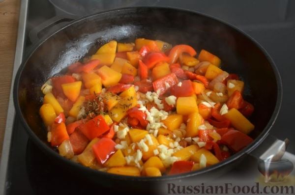 Рис с курицей, тыквой и сладким перцем (на сковороде)