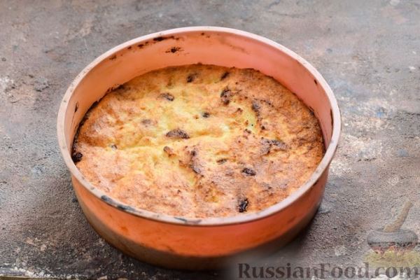 Творожная запеканка с цукатами, сушёной клюквой и винно-ягодным соусом