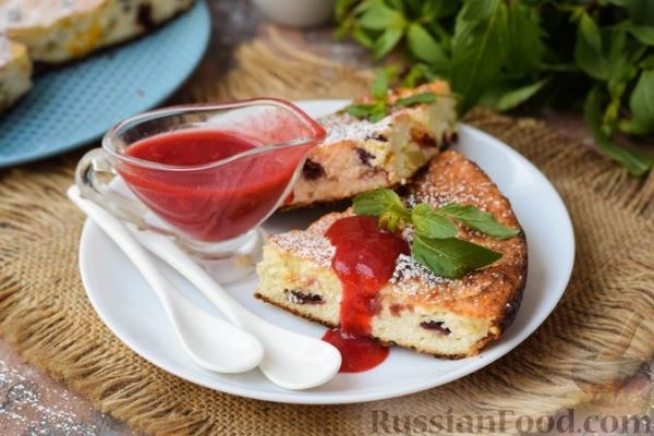 Творожная запеканка с цукатами, сушёной клюквой и винно-ягодным соусом