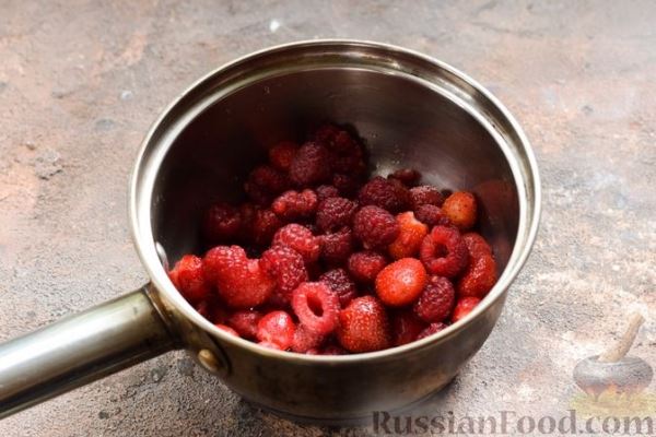 Творожная запеканка с цукатами, сушёной клюквой и винно-ягодным соусом