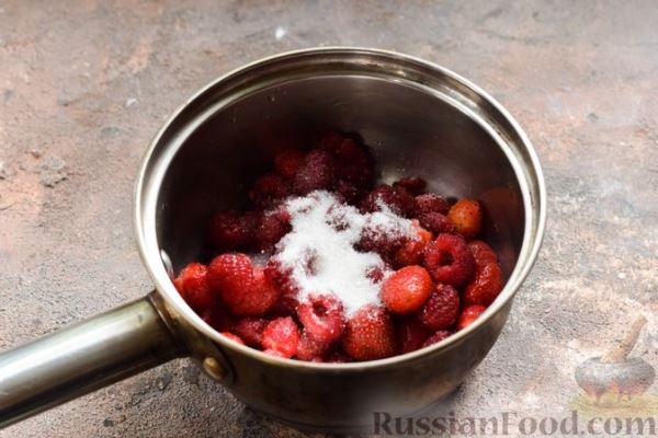 Творожная запеканка с цукатами, сушёной клюквой и винно-ягодным соусом