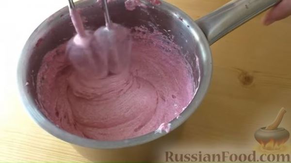 Взбитая манная каша с клюквой и клубникой