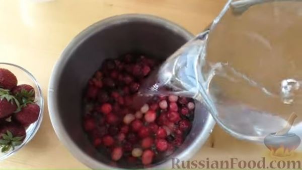 Взбитая манная каша с клюквой и клубникой