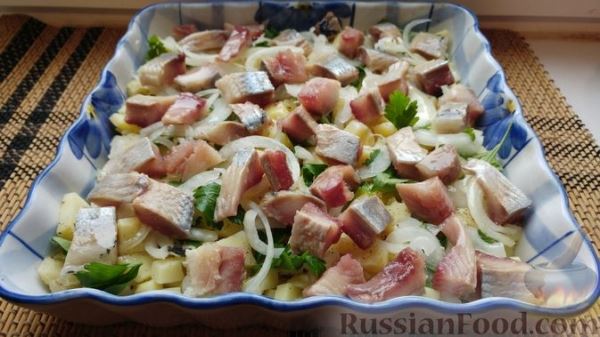 Закусочный салат с селёдкой, картофелем и клюквой