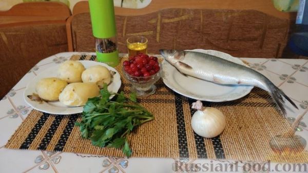 Закусочный салат с селёдкой, картофелем и клюквой